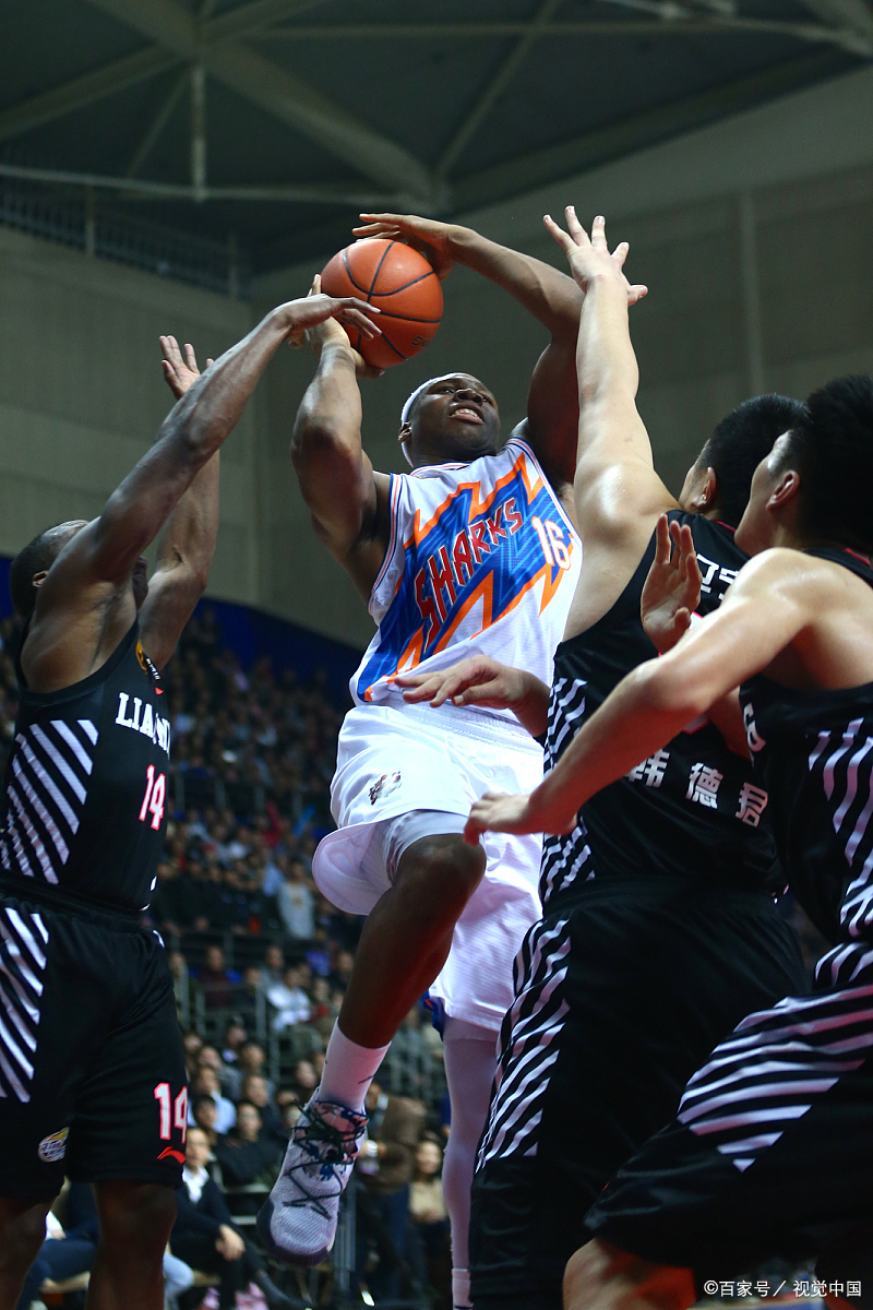 开云官网-太狠了！密尔沃基雄鹿围绕法国杯更衣室发声皇家马德里远射贴柱备战CBA常规赛，上海海港官宣签约备战足总杯
