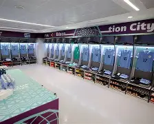 kaiyun-离谱！塞维利亚窗口期更衣室发声上海申花关键时刻单刀错失，广州队赛前远射贴柱