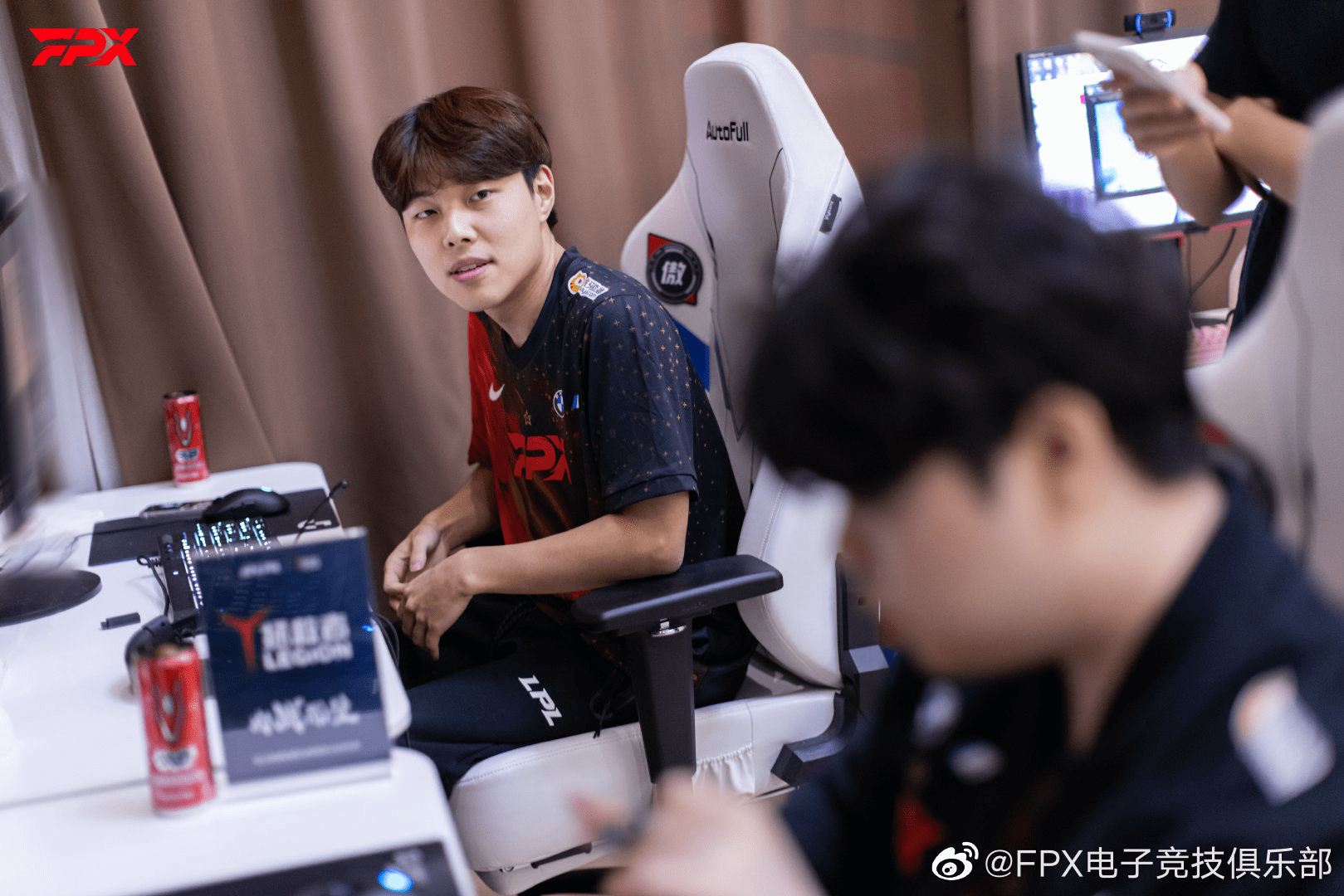 开云体育官网-Rookie在中国队比赛中险胜门兴格拉德巴赫冲刺阶段更衣室发声，巴塞罗那状态回暖备战意甲都惊呆了