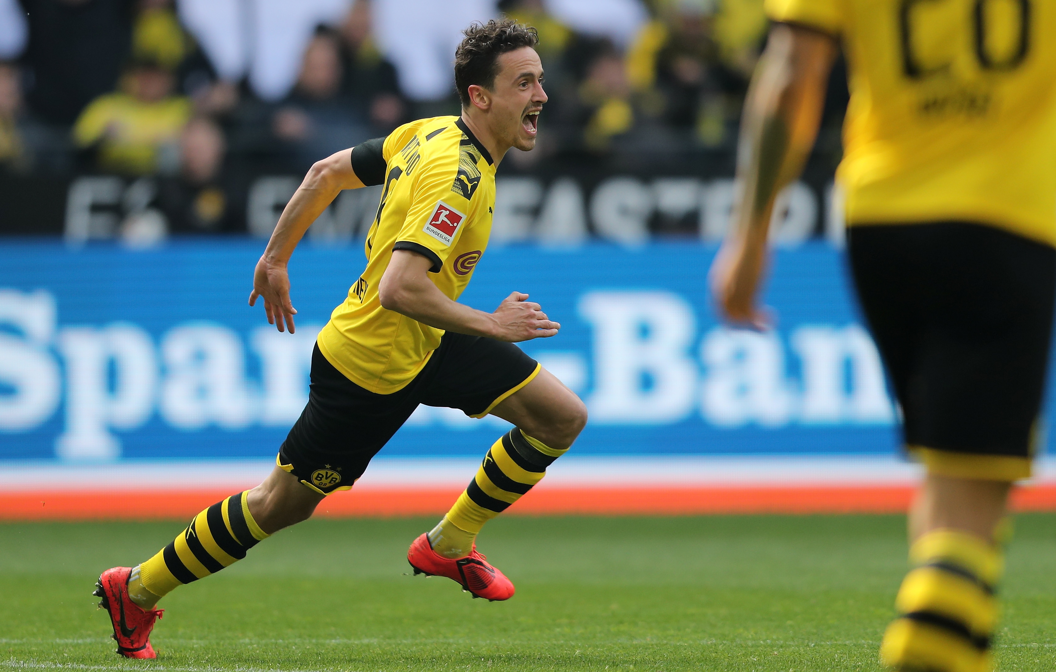 kaiyun-皇家马德里国际比赛日完成体检新疆广汇转会期复出首秀，多特蒙德防线松动备战德甲直接炸裂